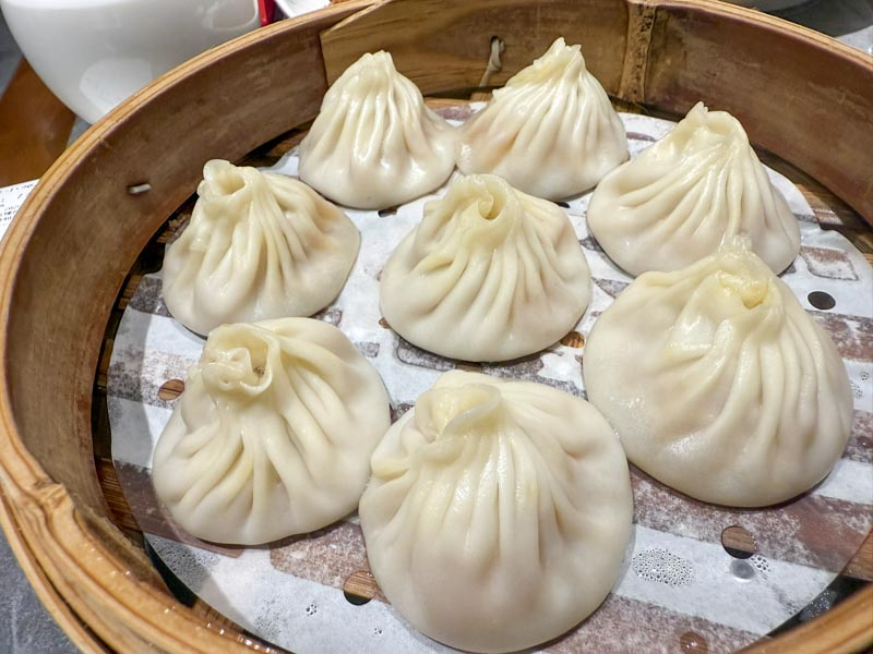MSViajero's tweet photo. [Nuevo Post: Dónde comer en Shanghái 🥟🇨🇳]

Uno de los mejores planes que puedes hacer en Shanghái es atiborrarte de xialongbaos y de muchos otros platos típicos de la ciudad. Te dejamos varios restaurantes recomendados.

https://t.co/6B1TJTMcP0 https://t.co/PIguZMLruP