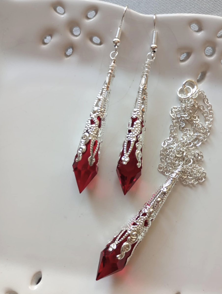 LovesVintage43's tweet image. MIX'N'MATCH BUY 2 SAVE 10% 🧡Handmade Ornately Detailed Boxed Gift Set of Dangle Earrings &amp;amp; Pendant Necklace on an 18" Trace Chain,  in Red &amp;amp; Silver (UK's total price shown includes P&amp;amp;P)  🧡 #EtsyShop   #shopindie #shopsmall #giftforher #goth #smallbiz  lovesvintage43.etsy.com/listing/439874…