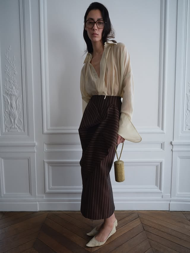 ⠀
⠀𝖲𝖾𝖽𝖺 𝗌𝗎𝖺𝗏𝖾 𝖽𝖾 𝖼𝖾𝗅𝖺𝖽𝗈́𝗇 𝖼𝗈𝗇𝗍𝗋𝖺𝗌𝗍𝖺𝖽𝖺 𝖼𝗈𝗇 𝗅𝖺𝗇𝖺 𝗂𝗍𝖺𝗅𝗂𝖺𝗇𝖺. 𝖫𝖺
⠀𝗣𝗼𝗲𝘁 𝗕𝗹𝗼𝘂𝘀𝗲  𝗒  𝗧𝘄𝗶𝗹𝗹 𝗕𝗹𝗮𝗻𝗸𝗲𝘁 𝗦𝗸𝗶𝗿𝘁  𝖼𝗎𝖻𝗋𝖾𝗇 𝗎𝗇𝖺 𝗌𝗂𝗅𝗎𝖾𝗍𝖺
⠀𝖿𝗅𝗎𝗂𝖽𝖺 𝗒 𝖺𝗋𝗊𝗎𝗂𝗍𝖾𝖼𝗍𝗈́𝗇𝗂𝖼𝖺.
⠀