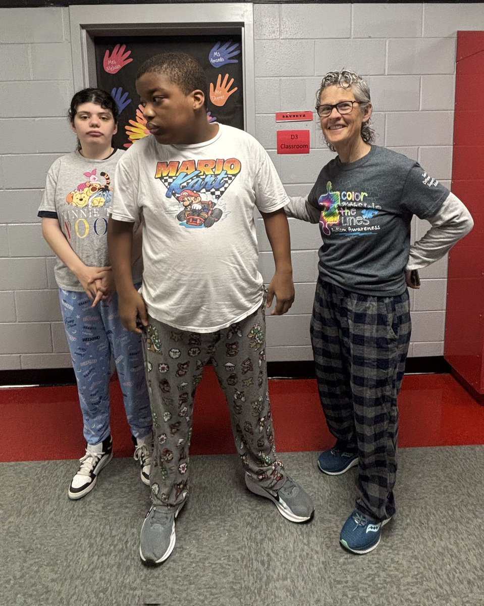 ChhsMightyStang's tweet photo. More pics from PJ'S &amp; Cartoons day to kickoff Autism Awareness Spirit Week yesterday ❤️ 💙💚 https://t.co/so1Ew0WpUI