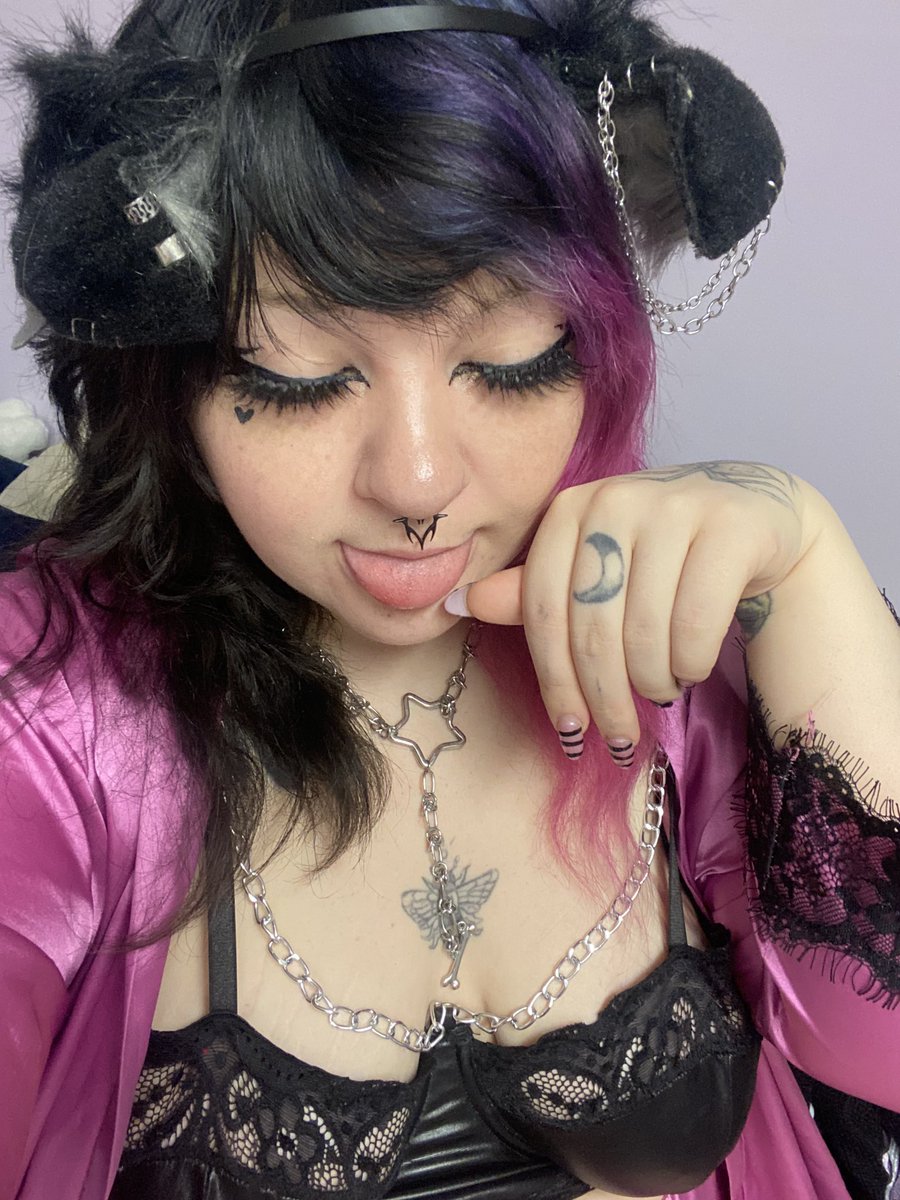 NiiN3ko's tweet image. 🦴💕 kiss my paws 💕🦴
-
#puppygirl #puppy #pet #petplay #egirlmakeup #splithair #alt #altpuppy #scene #scenepuppygirl