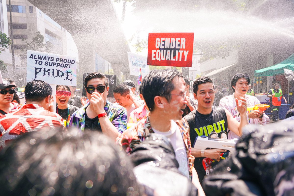 ปีนี้ผมมาสัมผัสบรรยากาศสงกรานต์บนถนนสีลมแบบจัดเต็ม สนุกและประทับใจมาก พลังของทุกคนล้นเหลือจริงๆ ขอชื่นชมทีมผู้จัดงาน และ กทม. ครับ

​วันนี้ผมและทีมงานเพื่อไทย ตั้งใจมาเติมร่วมฉลองปีใหม่ไทยกับทุกคน นอกจากได้เปียกฉ่ำแล้ว ยังมีโอกาสทักทายพ่อค้าแม่ค้าถึงสถานการณ์การค้าขาย