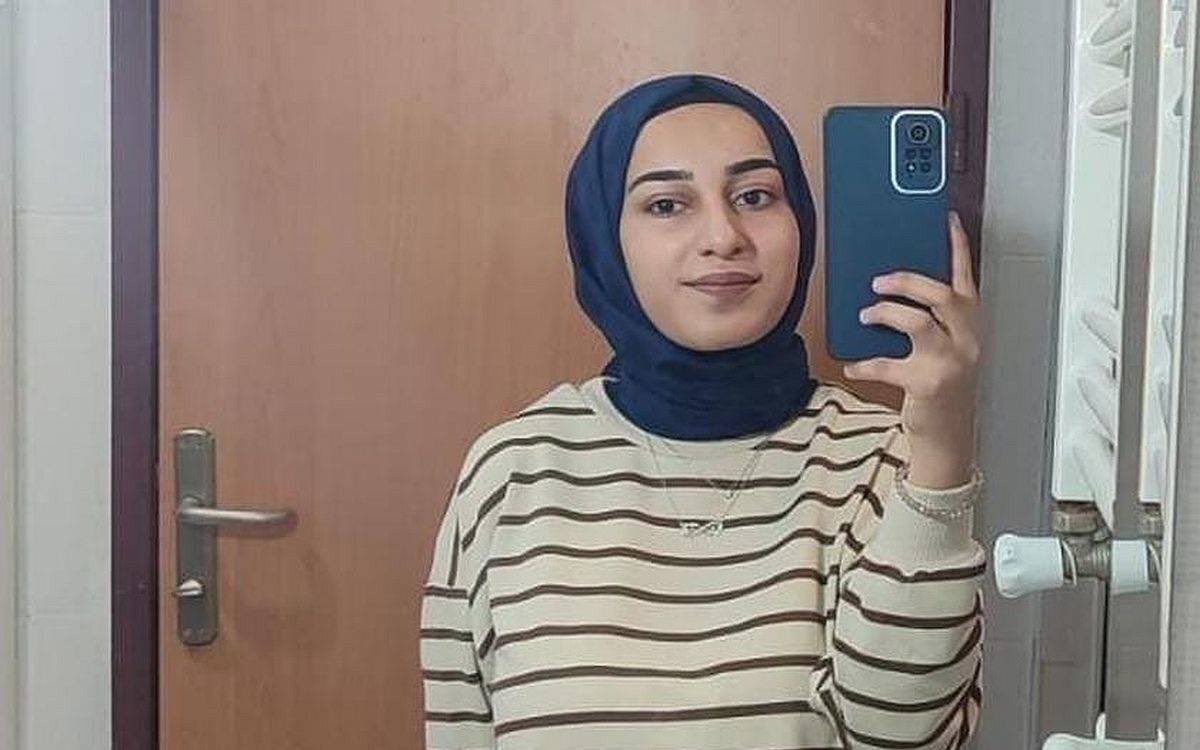 15 Ekim 2024’te ölü bulunan Rojin Kabaiş’in ölümü kamuoyuna çok uzun bir süre “intihar” olarak sunulmaya çalışıldı.

Ancak ailenin ve kamuoyunun ısrarlı mücadelesiyle ortaya çıkan bulgular, bu iddiayı ciddi biçimde tartışmalı hale getirdi. Rojin’in bedeninde iki erkeğe ait DNA