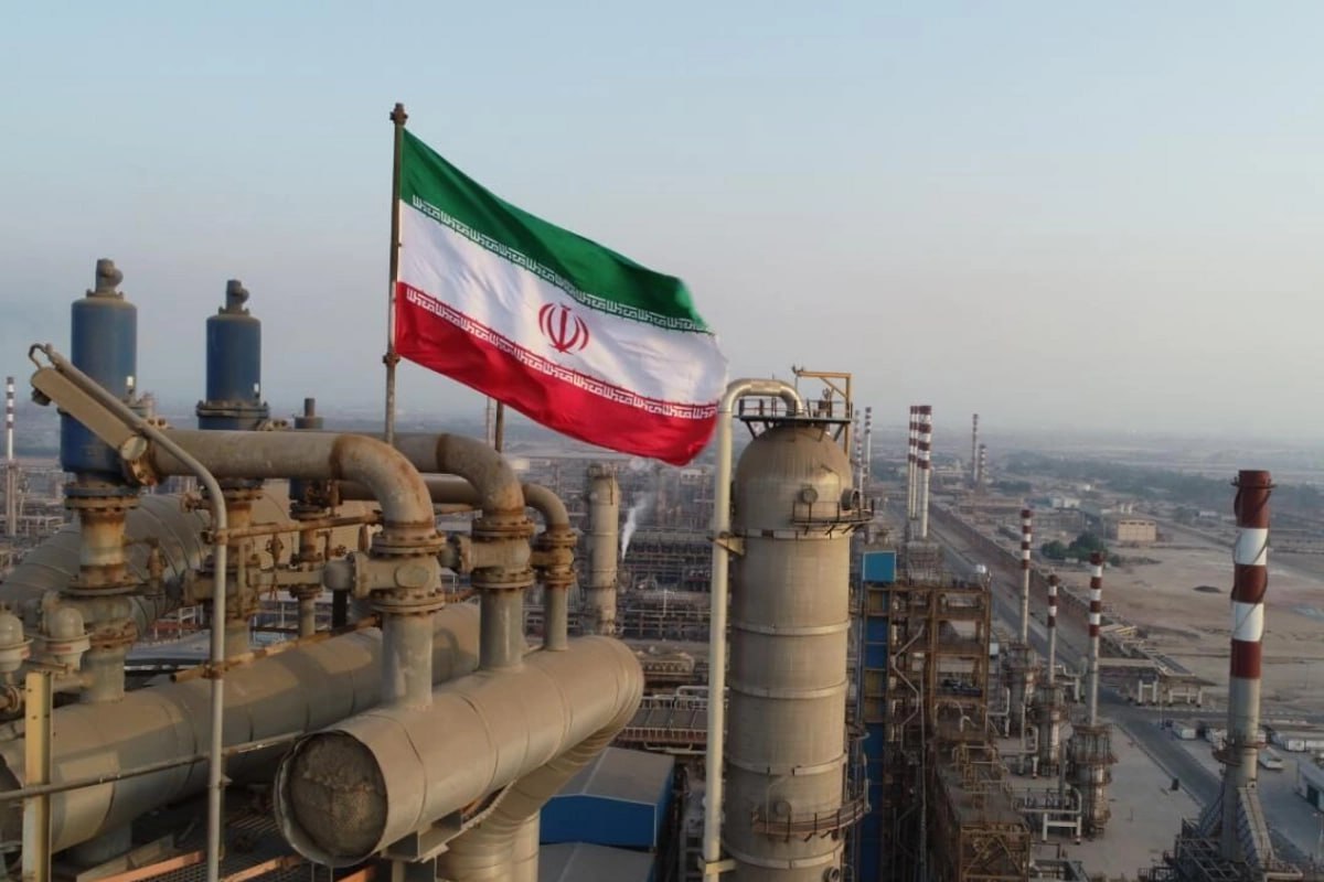 Nexo_Latino's tweet photo. 🛢El ministro de Petróleo iraní, Mohsen Pakneyad, ha recalcado que “las exportaciones de petróleo no se detuvieron ni un día” durante la guerra estadounidense-israelí y ha aplaudido la labor de los trabajadores y empresas del sector, en la isla de Jark, atacada por EE.UU. https://t.co/zvIF93VRBK