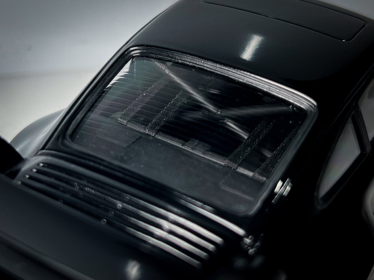 ポルシェ 964ターボ mid night仕様 完成しました！
ウイング、シート、ホイールを993 GT2のものを使用し、ロールケージ、シートベルトを自作しました。
飛び石による塗装剥がれや、下げすぎない車高で走り込んでいるリアルな質感をプラスした実在しそうな一台を製作しました。