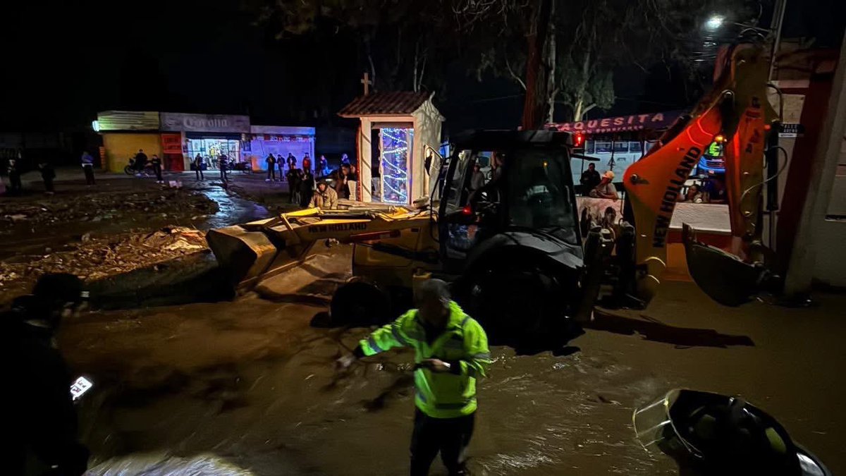 🚨 Durante la noche, el canal “El Arenal” se desbordó en #Metepec, a causa de las lluvias registradas en la zona.

👉🏽 El incidente dejó algunos vehículos varados y afectaciones a la circulación sobre la carretera Metepec–Tenango.