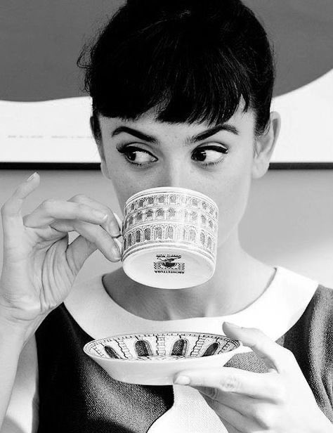 Con café en manos, 
agradeciendo un nuevo día,
poniéndolo en manos de Dios.
Y que hoy nos vaya bonito a todos.