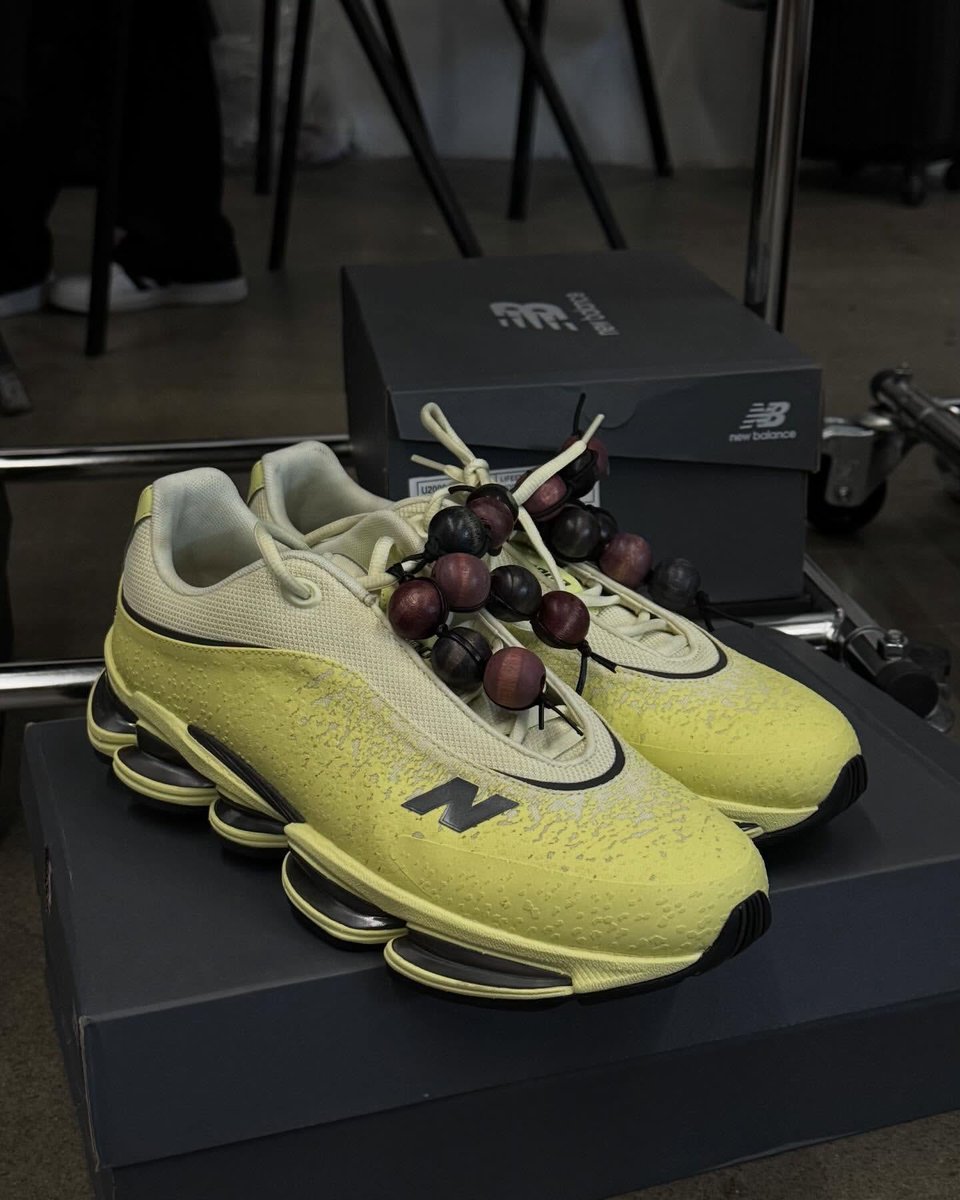 ChefDoomy's tweet photo. There appears to be a new variant of the New Balance 2000 on the way.

Brazilian brand Quadro Creations had their first fashion show and these new variations of NB2000 were on foot.

📸: sneakersbr (IG) https://t.co/8MtXs1FIui