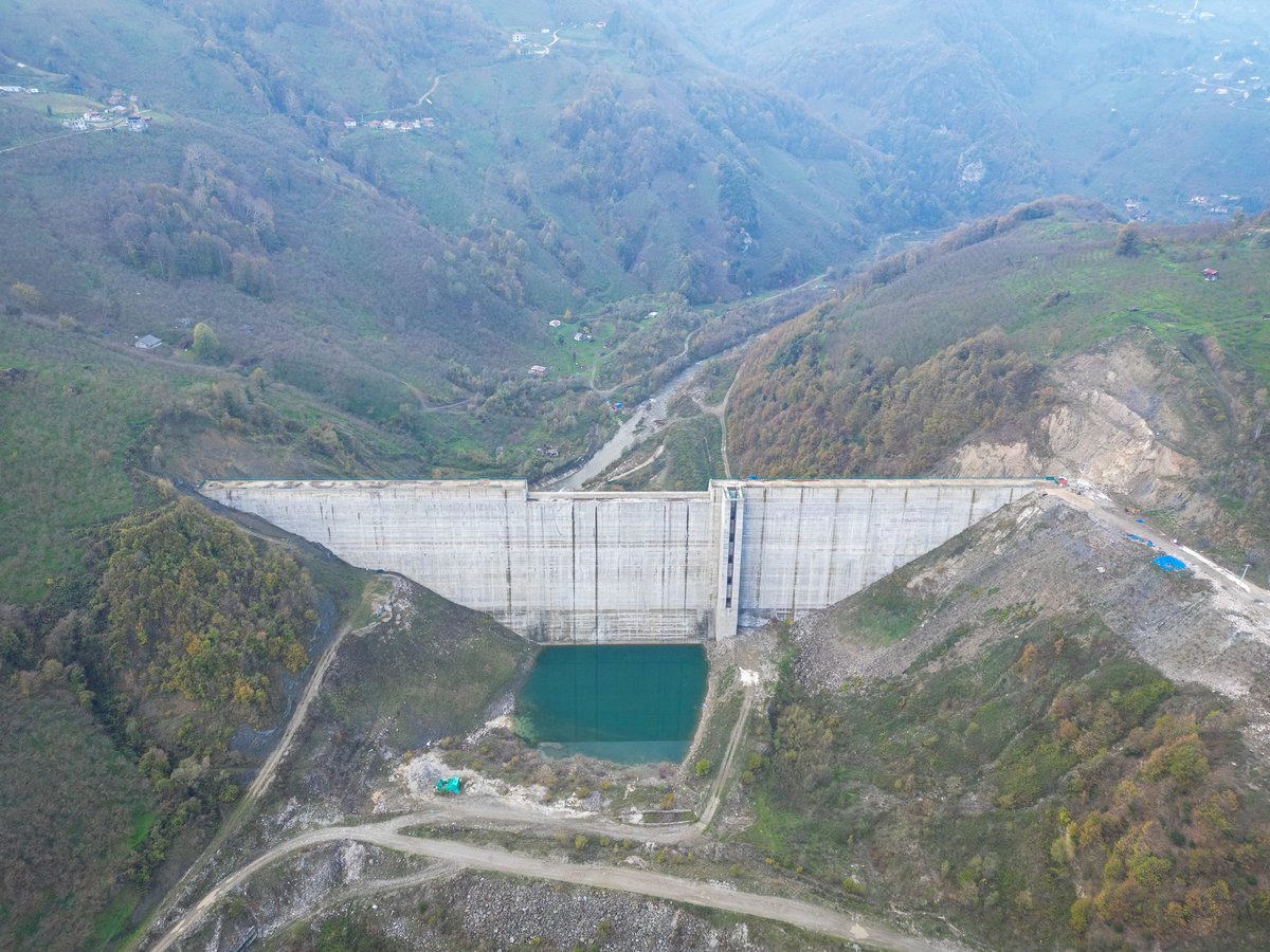 sbYusufAlemdar's tweet photo. ✅Cumhurbaşkanımız Sayın Recep Tayyip Erdoğan’ın talimatı üzerine hız kazanan Ballıkaya Barajı isale hattının ihale aşaması tamamlandı.

🚧Toplam 45 kilometre uzunluğunda yüksek mukavemetli çelik boru hatlarından oluşacak isale sistemi ile havzadaki su şehre ulaşacak.

Küresel kuraklık tehlikesi karşısında şehrimizin içme su kaynaklarının güvencesi olacak Ballıkaya Barajı, aynı zamanda Sapanca Gölü üzerindeki baskıyı da azaltacak.

Sakarya’nın Türkiye Yüzyılı’nın örnek şehirlerinden biri olması için bizlere her zaman destek olan Cumhurbaşkanımız Sayın Recep Tayyip Erdoğan’a şükranlarımı sunuyorum.

İsale hatları ihale sürecini yakından takip eden Tarım ve Orman Bakanımız İbrahim Yumaklı’ya, Genel Başkan Yardımcımız Ali İhsan Yavuz’a, TBMM KEFEK Başkanımız Çiğdem Erdoğan’a, milletvekillerimize ve Cumhur İttifakı il başkanlarımıza teşekkür ediyorum.

Güzel şehrimiz Sakarya’mıza hayırlı uğurlu olsun.
@RTErdogan 
@ibrahimyumakli 
@aliihsanyavuz54
