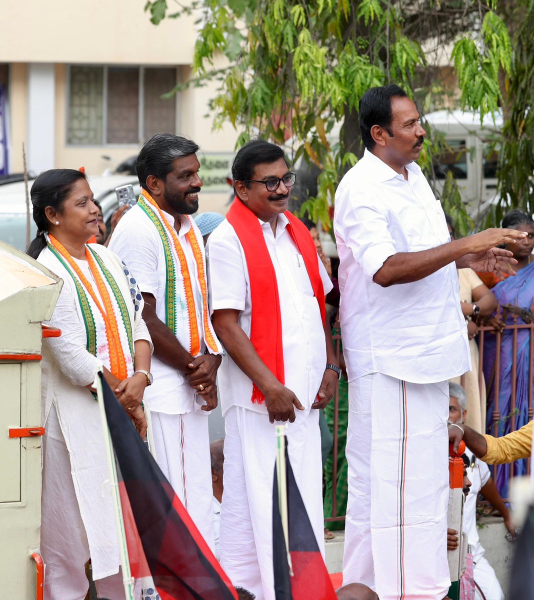 Udhaystalin's tweet photo. தென்னிந்தியர்களுக்கு எதிராக ஏவப்பட்டுள்ள #Delimitation என்ற அநீதிக்கு எதிராக இந்தியாவின் தென் முனையில் இருந்து உரிமைக் குரல் எழுப்பி, பத்மநாபபுரம்-கிள்ளியூர்-விளவங்கோடு-குளச்சல் ஆகிய சட்டமன்றத் தொகுதிகளின் வெற்றி வேட்பாளர்கள் தோழர் செல்லசாமி, சகோதரர்கள் ராஜேஷ் குமார், பிரவீன், சகோதரி @TharahaiC  ஆகியோருக்கு ஆதரவாக இன்று மாலை வாக்கு சேகரித்தோம். 

நம் கல்வி-நிதி-அரசியல் உரிமைகளைத் தொடர்ந்து பறிக்கும் பாசிச பாஜகவையும் அவர்களை எதிர்க்க திராணி இல்லாத முரட்டு அடிமைகளையும் வரும் சட்டமன்றத் தேர்தலில் முற்றிலும் புறக்கணிக்க வேண்டுமென உரையாற்றினோம். 

தென்னிந்திய மக்களின் உரிமைகளை வெல்ல 
தமிழ்நாடு போராடும்! தமிழ்நாடு வெல்லும்!

#DMK4TN #VoteForSPA #ஸ்டாலின்_தொடரட்டும்‌  #தமிழ்நாடு_வெல்லட்டும்
