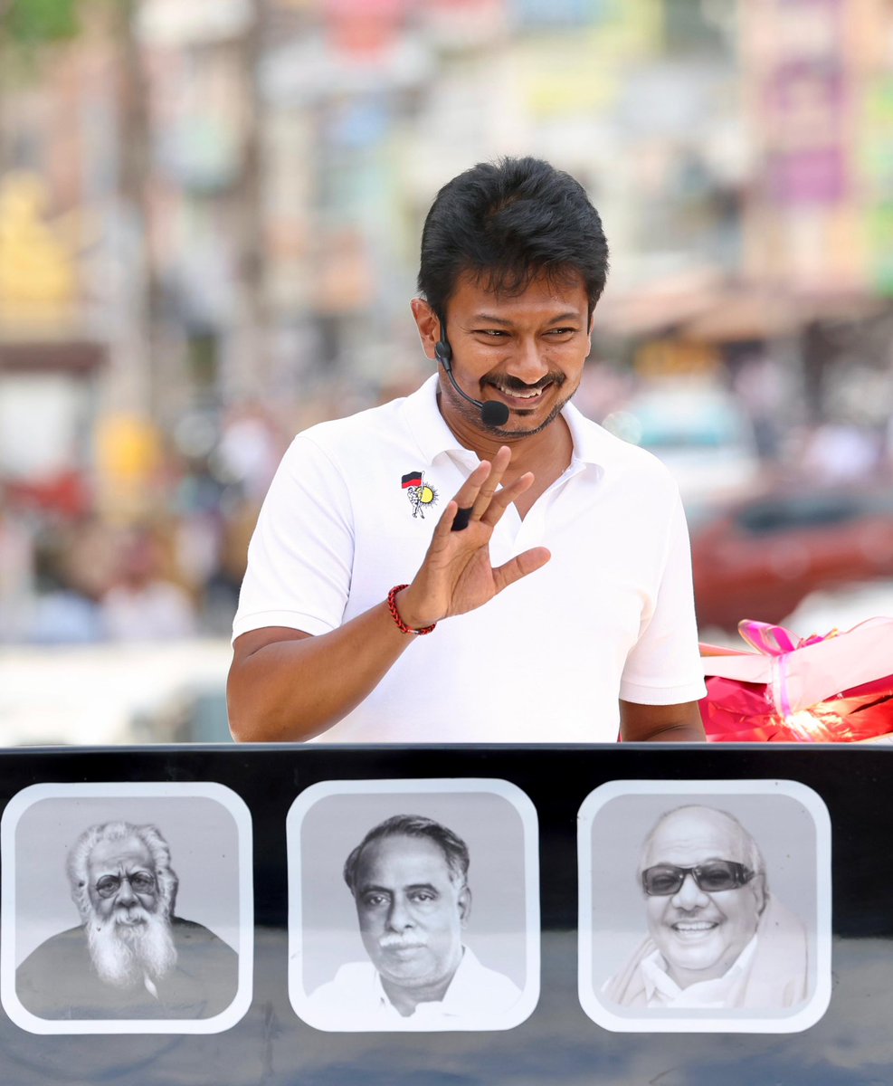 Udhaystalin's tweet photo. தென்னிந்தியர்களுக்கு எதிராக ஏவப்பட்டுள்ள #Delimitation என்ற அநீதிக்கு எதிராக இந்தியாவின் தென் முனையில் இருந்து உரிமைக் குரல் எழுப்பி, பத்மநாபபுரம்-கிள்ளியூர்-விளவங்கோடு-குளச்சல் ஆகிய சட்டமன்றத் தொகுதிகளின் வெற்றி வேட்பாளர்கள் தோழர் செல்லசாமி, சகோதரர்கள் ராஜேஷ் குமார், பிரவீன், சகோதரி @TharahaiC  ஆகியோருக்கு ஆதரவாக இன்று மாலை வாக்கு சேகரித்தோம். 

நம் கல்வி-நிதி-அரசியல் உரிமைகளைத் தொடர்ந்து பறிக்கும் பாசிச பாஜகவையும் அவர்களை எதிர்க்க திராணி இல்லாத முரட்டு அடிமைகளையும் வரும் சட்டமன்றத் தேர்தலில் முற்றிலும் புறக்கணிக்க வேண்டுமென உரையாற்றினோம். 

தென்னிந்திய மக்களின் உரிமைகளை வெல்ல 
தமிழ்நாடு போராடும்! தமிழ்நாடு வெல்லும்!

#DMK4TN #VoteForSPA #ஸ்டாலின்_தொடரட்டும்‌  #தமிழ்நாடு_வெல்லட்டும்