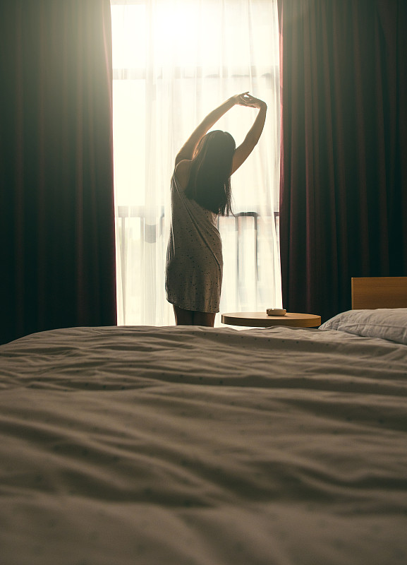 manuelapiazzalu's tweet image. Tired of midday slumps Try this simple shift:   Wake 15 mins earlier for 5-min stretching + 1 glass warm water   Swap 3pm coffee for apple + 5-min walk   Sleep 15 mins earlier (no phones 30 mins pre-bed!)  Small tweaks = big energy boost   #WorkLifeBalance #SleepHacks