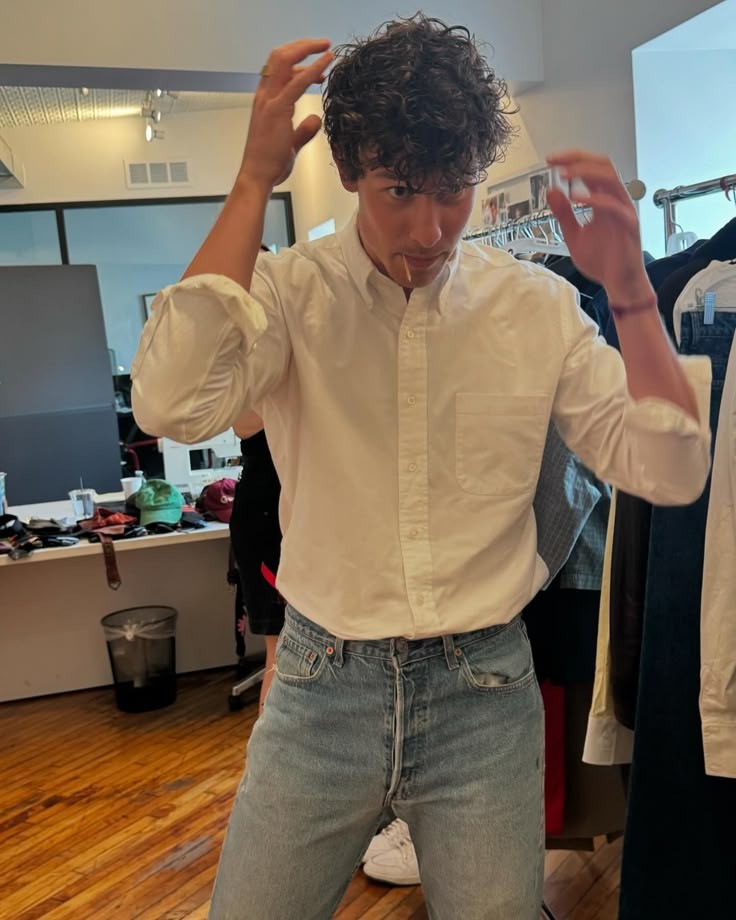 shawnmndessa's tweet photo. where the hell is this man? https://t.co/BfVjFKD4XW