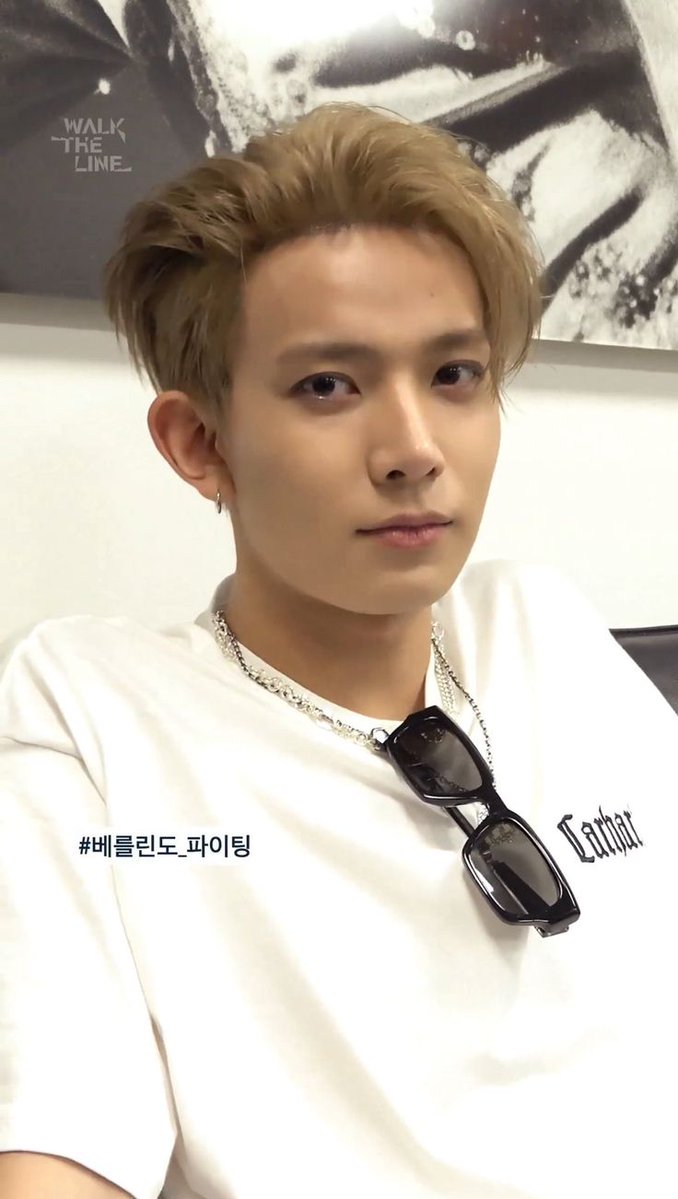 Varvara20026r's tweet image. Делаем выводы с первого сегодняшнего фанколла Хисына:
1. Я ахуела с блонда + это не окончательный цвет
2. Я наревелась как только увидела его. Такое чувство что войну с ним пережили.

HEEVERLASTING LOVE FOR EVAN
#WithEvanInEveryWay
#모든순간_에반과_함께
#EVAN #에반