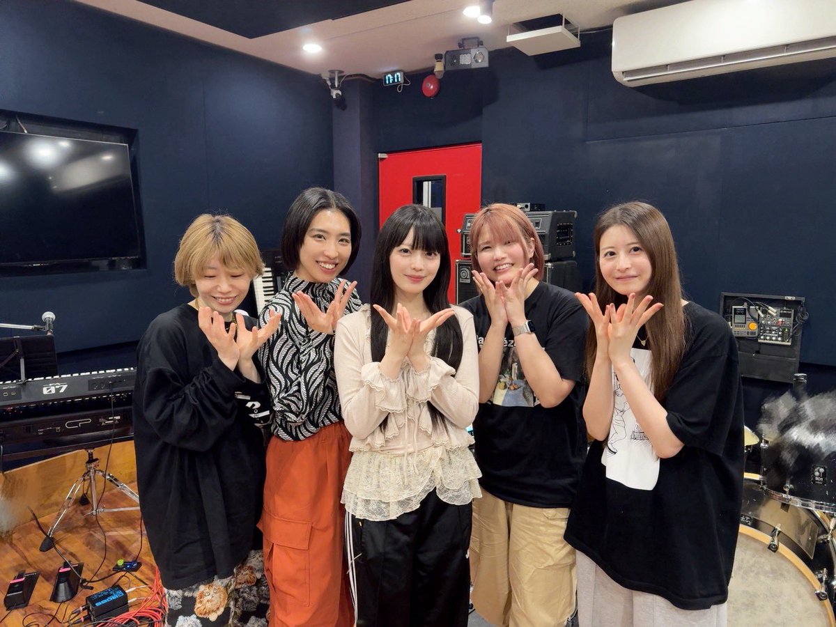 ✿.•¨•.¸¸.•¨•.¸¸❀✿❀.•¨•.¸¸.•¨•.✿

花耶 One Man Live “Ace” 🃏

✿.•¨•.¸¸.•¨•.¸¸❀✿❀.•¨•.¸¸.•¨•.✿

バンドリハでした🎶
笑顔が絶えない環境とかっこいい音楽を演奏してくれる、
素敵なバンドメンバーの皆さんです♡

🎸<a href="/tararimino/">萩原みのり／Bassist</a> 
🎹<a href="/Asucah/">𝐀𝐬𝐮𝐜𝐚𝐡</a> 
🎸<a href="/chizurubell/">瀬川 千鶴 Chizuru Segawa</a>