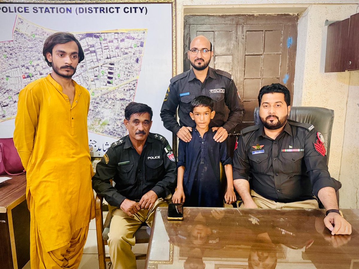 KarachiPolice_'s tweet image. بلدیہ سے لاپتہ 8 سالہ فیاض کو گارڈن پولیس نے چڑیا گھر سے بازیاب کر لیا۔ بچہ 12 اپریل کو گھر سے نکلا تھا، جبکہ والدین نے 13 اپریل کو رپورٹ درج کروائی تھی۔ پولیس کی بروقت کارروائی پر والدین نے اظہارِ تشکر کیا۔
#KarachiPolice #MissingChild #ChildSafety #GoodNews #Pakistan