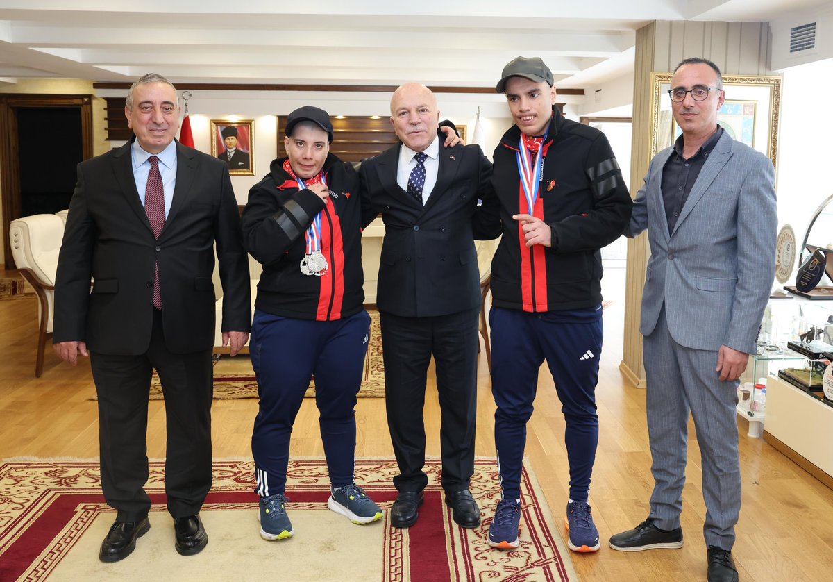 Erzurum Bölge Adliye Mahkemesi Cumhuriyet Başsavcımız Ünal Bingül’ün kıymetli evlatları Aliye Zeynep Bingül ve Muhsin Murat Bingül belediyemizde ziyaretimize geldi. 

Kıymetli evlatlarımızla hasbihâl eyledik. Evlatlarımızı ve onları bugünlere hazırlayan kıymetli ailesini gönülden