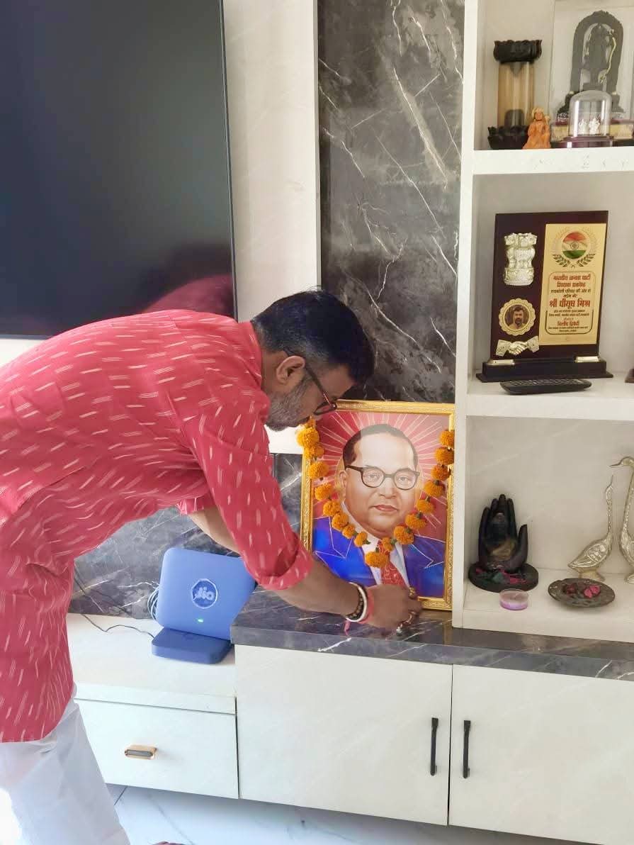 bjppiyushm's tweet photo. बाबा साहब डॉ.भीमराव अंबेडकर जी की जन्म जयंती पर आज भारत रत्न बाबा साहेब की प्रतिमा पर पुष्प अर्पित कर श्रद्धापूर्वक नमन किया।
#AmbedkarJayanti #ambedkar https://t.co/IQTry8HkfW
