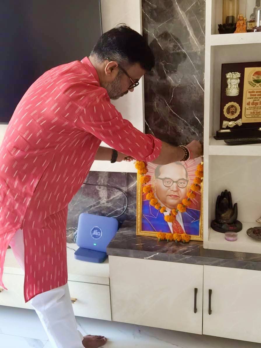 bjppiyushm's tweet photo. बाबा साहब डॉ.भीमराव अंबेडकर जी की जन्म जयंती पर आज भारत रत्न बाबा साहेब की प्रतिमा पर पुष्प अर्पित कर श्रद्धापूर्वक नमन किया।
#AmbedkarJayanti #ambedkar https://t.co/IQTry8HkfW