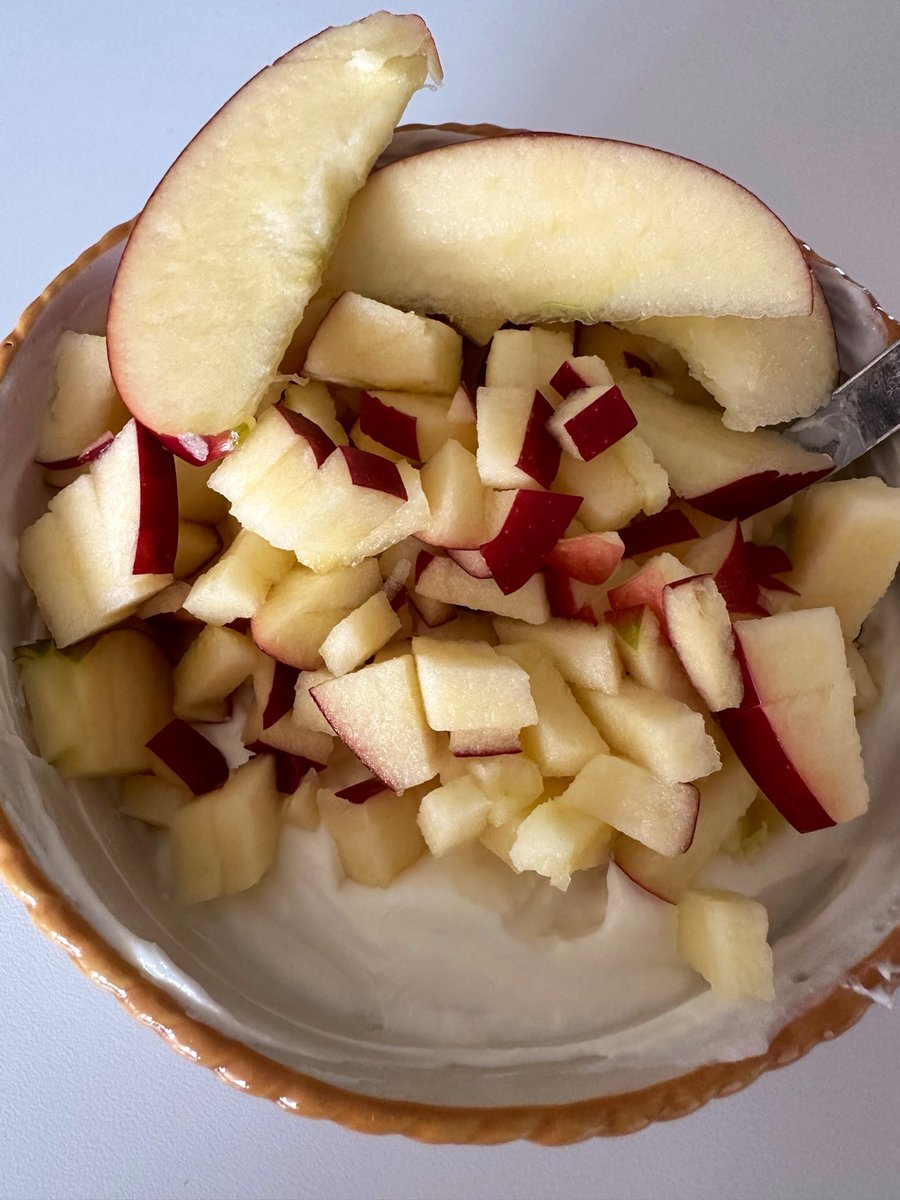 free_style_chef's tweet image. Apples are the star of today’s breakfast bowls. 🍎

There’s Greek yogurt or milk banana walnut oats. 

#brekkie #fruit #oatmeal