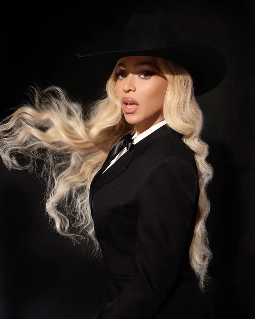 B7Album's tweet photo. At last year’s #AMAs, Beyonce won "Favorite Country Female Artist" and "Favorite Country Album" 

She became the first black woman in history to win a country category at the show. https://t.co/AGazu31Amo