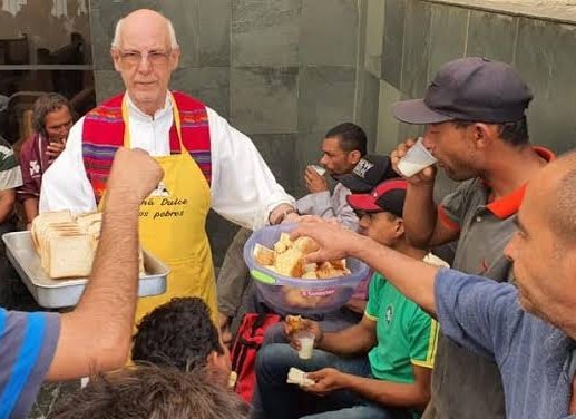 PedroRonchi2's tweet photo. Segundo cristãos bolsonaristas o Padre Júlio Lancellotti alimentar pessoas nas ruas é heresia, mas o Trump se colocar como Jesus não é não. https://t.co/vQmy6fqHWX