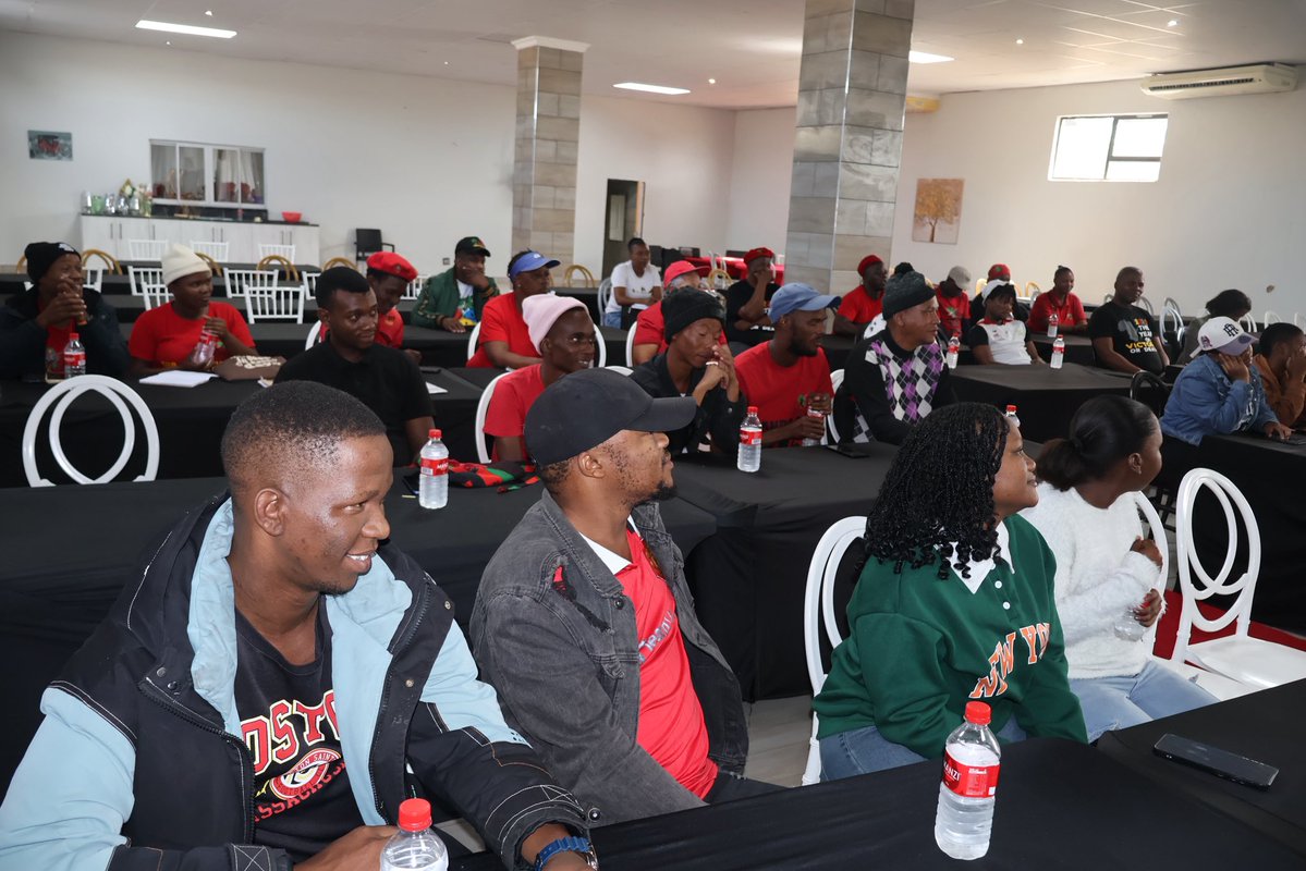 effnorthercape's tweet image. ♦️ICYMI♦️

Provincial Coordinator Commissar Shadrack Tlhaole addressing Dikgatlong Subregional Elections Task Force in Barkley West.

#RegisterToVoteEFF  In The 2026 Local Government Elections On The Following Link: registertovoteeff.org.za
