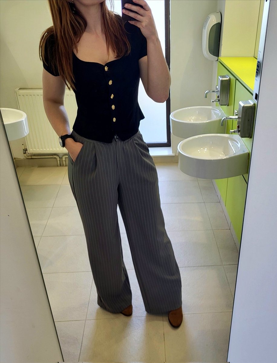 RXRedHead_'s tweet image. Biiig trouser day 🖤😚

#officeoutfit #stronggirls #girlswholift #gymgirls