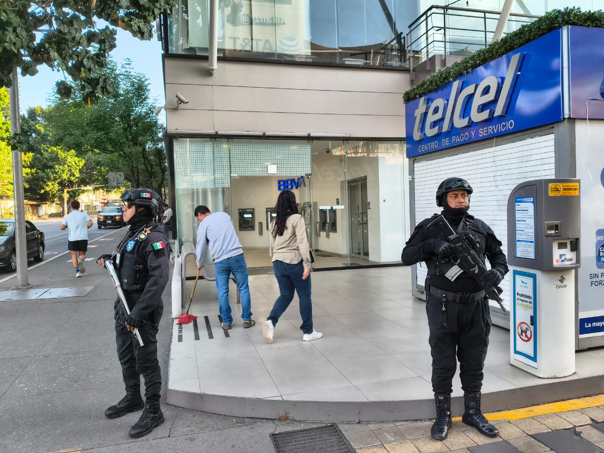 tejada_m01's tweet photo. Redoblamos esfuerzos para mantener el orden e inhibir actos delictivos en distintos puntos de la capital, como parte del programa #OaxacaSegura, encabezado por el Gobernador @salomonj. Seguimos trabajando de manera coordinada por la seguridad y tranquilidad de familias oaxaqueñas https://t.co/xxujyhTXEY