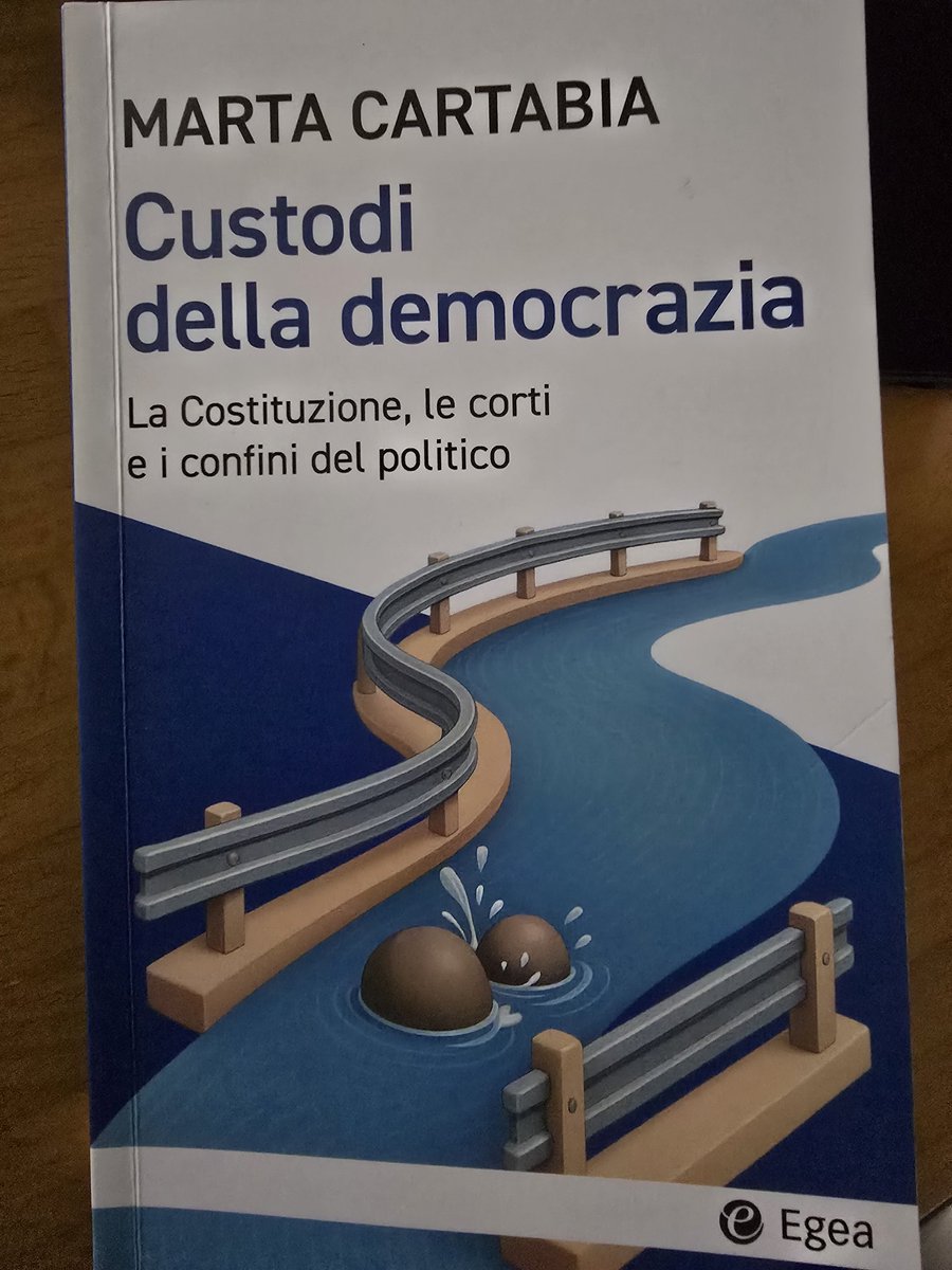 Se avessi sostenuto questi studi, mi sarebbe piaciuto tanto averla come docente. Da semplice cittadino curioso del suo pensiero, mi accontento del suo libro (la foto è della notte scorsa, quindi è corretto che sia quasi buia).