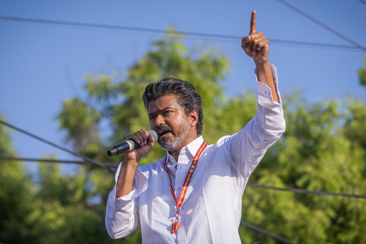 TVKPartyHQ's tweet photo. திருப்பூர் மாவட்ட சொந்தங்களின் ஆரவாரமிக்க வரவேற்பில், வெற்றித் தலைவர் அவர்கள்...

(1/2) https://t.co/BN3MefezGg