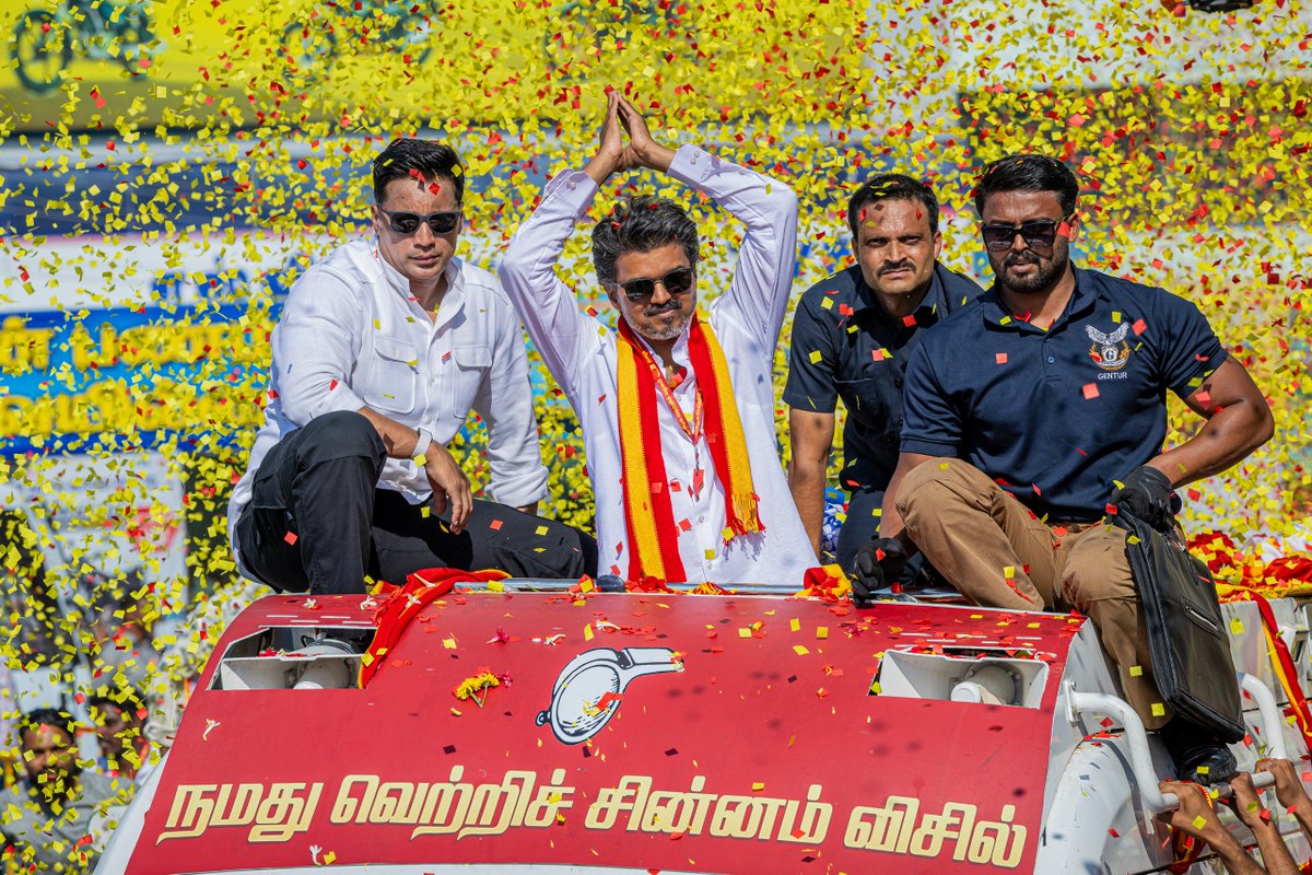 TVKPartyHQ's tweet photo. திருப்பூர் மாவட்ட சொந்தங்களின் ஆரவாரமிக்க வரவேற்பில், வெற்றித் தலைவர் அவர்கள்...

(1/2) https://t.co/BN3MefezGg