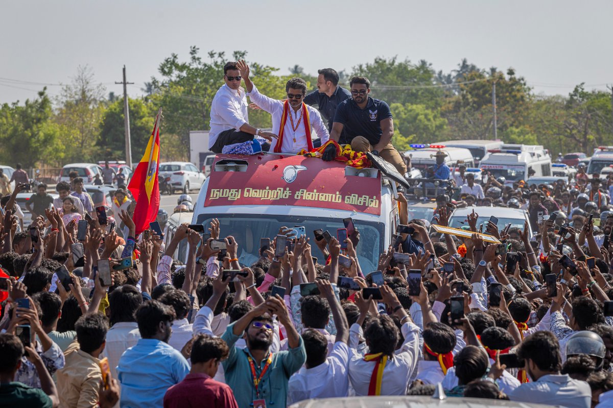 TVKPartyHQ's tweet photo. திருப்பூர் மாவட்ட சொந்தங்களின் ஆரவாரமிக்க வரவேற்பில், வெற்றித் தலைவர் அவர்கள்...

(1/2) https://t.co/BN3MefezGg
