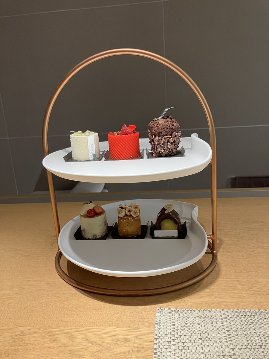 chachai21969401's tweet photo. ケーキはしつこくないし、いろいろな味があるし、大きさも手頃で3つくらい余裕😋
見た目も美しくて、芸術品かと思うのもありました
切ったら切り口も綺麗😍
せっかくなら平さんと同じのにすればいいのに、自分の好みのを選んじゃった🧁そして選んだ後なのに何度もケースの中に見入っちゃった
#UNGRAIN https://t.co/ZZzpt1Wi00