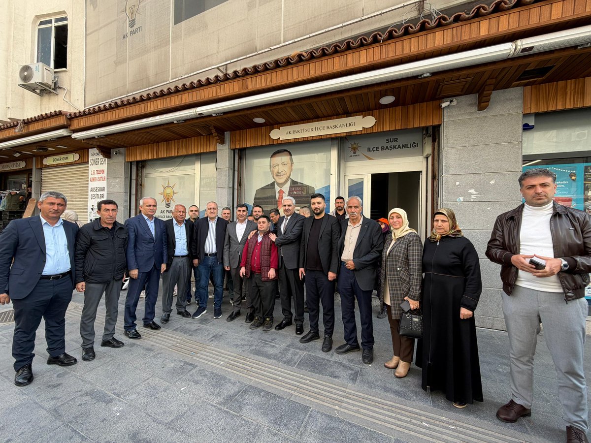omer_iler's tweet photo. Aynı inanç, aynı hedef, güçlü yarınlara kararlı adımlar! 🇹🇷

📍AK Parti Sur İlçe Başkanlığı 

İlçe Başkanımız Sayın Davut Yıldız, İlçe Kadın Kolları Başkanımız Sayın Asiye Budak, Gençlik Kolları Başkanımız Sayın Velat Ülker ve kıymetli Yönetim Kurulu üyelerimizle bir araya gelerek; genel merkezimizden gelen talimatlar doğrultusunda, sahadaki gücümüzü daha da pekiştirecek, hedeflerimizi büyütecek ve teşkilatımızın etkinliğini artıracak kapsamlı istişare ve stratejik değerlendirmelerde bulunduk.

Ortak akıl, güçlü koordinasyon ve istişare kültürüyle; teşkilatımızın her kademesinde uyum içinde çalışmalarımızı daha ileriye taşımaya devam ediyoruz. Türkiye Yüzyılı vizyonu doğrultusunda azimle, kararlılıkla yol yürümeyi sürdüreceğiz.

Başta İlçe Başkanımız Sayın Davut Yıldız olmak üzere Sur İlçe Yönetimimize nazik misafirperverliklerinden dolayı teşekkür ediyorum. Çalışmalarında başarılar diliyorum.

#TürkiyeYüzyılı #Diyarbakır #TeşkilatRuhu #BirlikVeBeraberlik #GüçlüTürkiye #DurmakYokYolaDevam