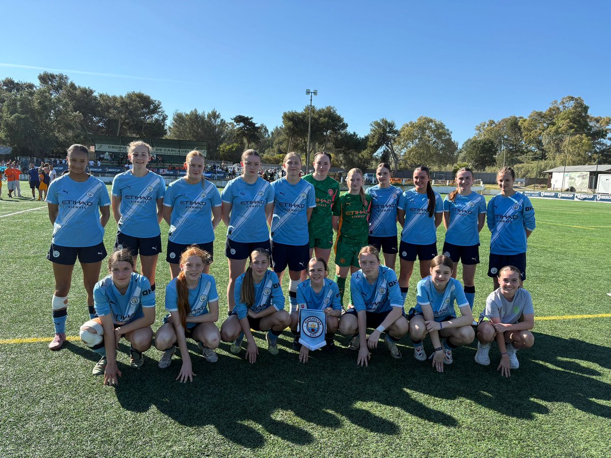 MarpleHallPE's tweet photo. Penny in Year 10's recent Portugal trip representing Man City, they were beat in the final 2-1 to a very strong American Olympic team.
But had competative wins against AS Sporting Lisbon and Bayern Munich.
And another hatrick in the quarters for Penny!
Well done! https://t.co/w2RgmPQgX8