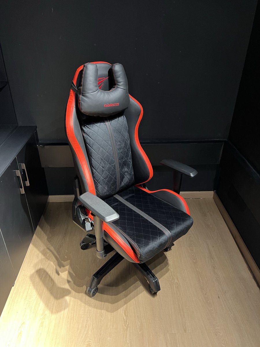 expressmartke's tweet photo. Suitable for Gamers and people who work from home. Not just a chair… it’s a cheat code for comfort. Available in Black + Red. Available @ KSh 25,999🔥🕹️
#expressmartke #gamingchair #workfromhome #desksetups https://t.co/AT3DSxp2H8
