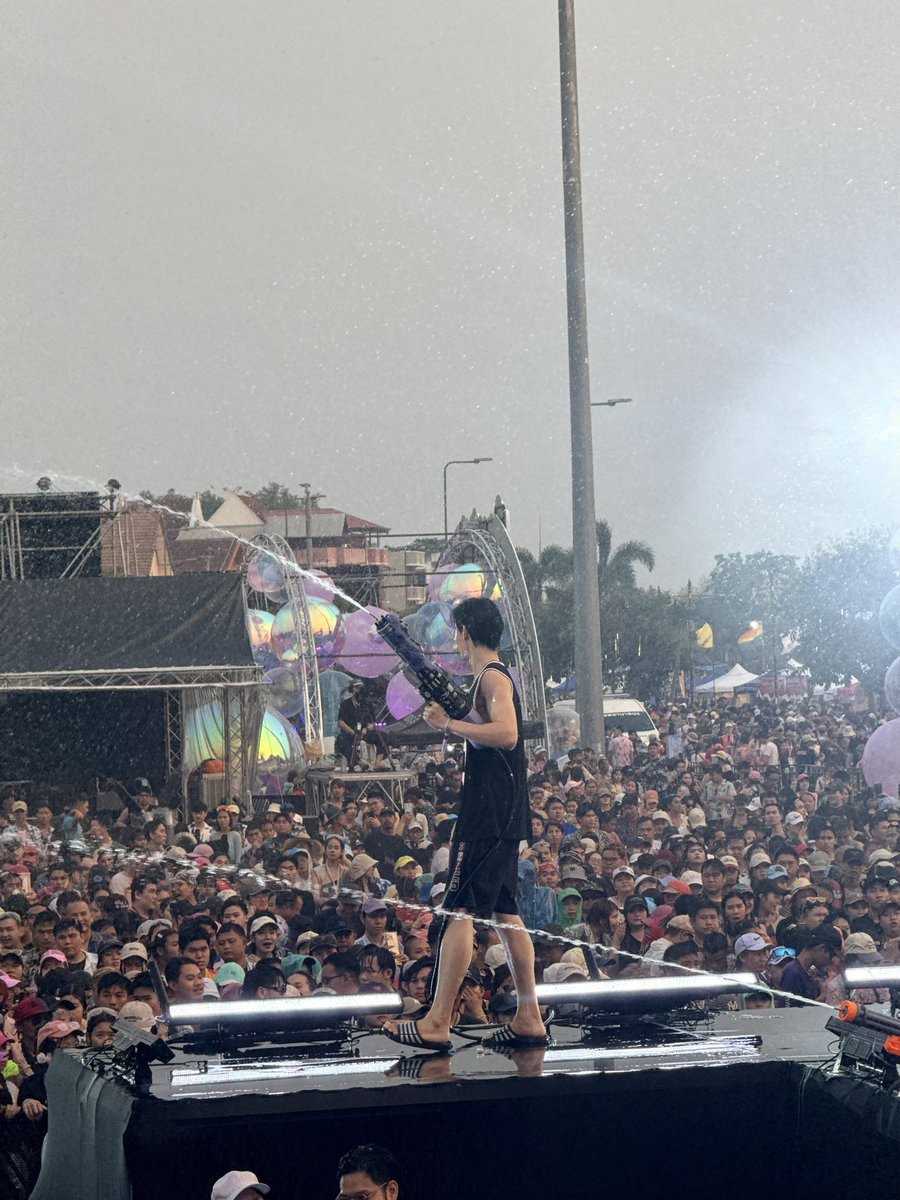 tcn7746's tweet image. ครั้งแรกที่ได้ขึ้นเวทีระดับประเทศ ขอบคุณแฟนๆจ.พะเยาที่ต้อนรับนะค้าบ💦✨☺️
#𝙋𝙝𝙖𝙮𝙖𝙤𝙎𝙤𝙣𝙜𝙠𝙧𝙖𝙣𝙁𝙚𝙨𝙩𝟮𝟬𝟮𝟲
#สงกรานต์พะเยา2569
#BubbleWave2026
#LovemediaThailand