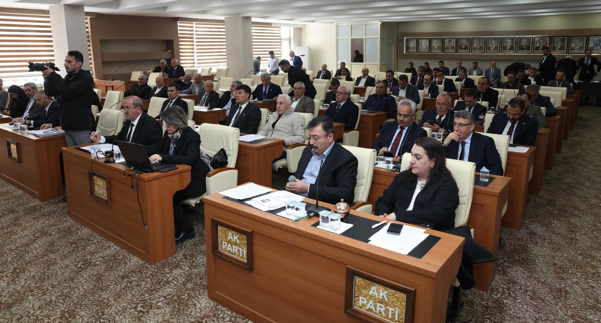 mehmetsekmen's tweet photo. Erzurum Büyükşehir Belediye Meclis Toplantımızı, şehrimizin ihtiyaçlarını merkeze alan kapsamlı değerlendirmelerle gerçekleştirdik.

Yürüttüğümüz çalışmaların son durumunu gözden geçirirken, Erzurum’umuzun yarınlarına değer katacak yeni projelerimiz üzerine de istişarelerde bulunduk.

Meclis Üyelerimize şehrimize karşı gösterdikleri hassasiyetleri için teşekkür ediyor, çalışmalarında başarılar diliyorum.