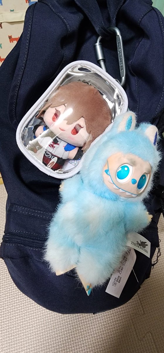 누이를 받자마자 가방에 냅다 달아보았다
가방보다 누이가... 아니다 라부부가 더 큰 것 같다