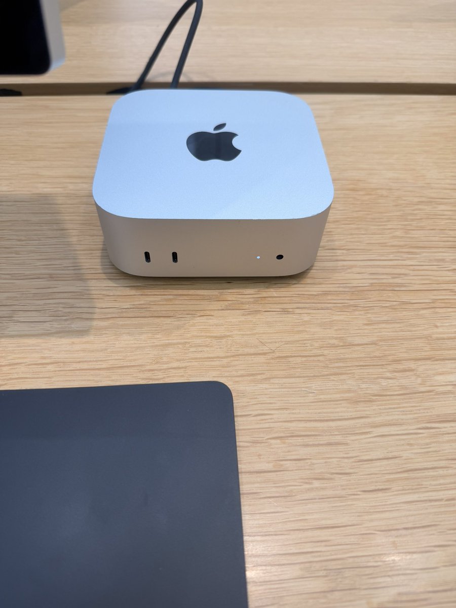 MossRelic9's tweet photo. 感觉 Mac mini 在 Mac Studio 面前，真是弟弟中的弟弟啊。😆😆😆

感觉我未来的小龙虾和 Hermes 的家就是最小的那个 🤭🤭🤭

#Openclaw #Hermes #小龙虾 #赫妹 #MacMini #MacStudio https://t.co/aQl0YlIsfP