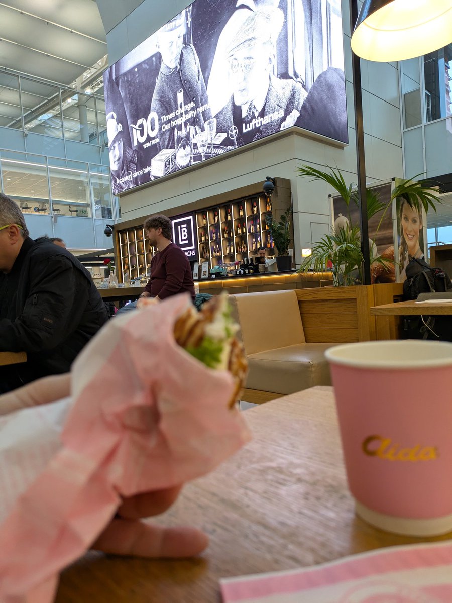 コーヒーと水とサンドイッチで3500円…だと…ユーロの洗礼を浴びている…