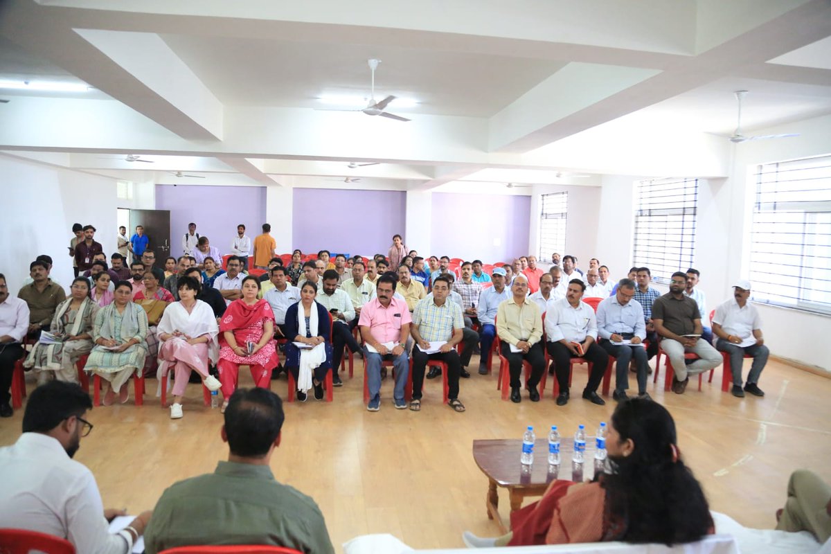 collectorsagar's tweet image. ➡️ मुख्यमंत्री डॉ. मोहन यादव के प्रस्तावित सागर (नरयावली) आगमन को लेकर नवागत कलेक्टर श्रीमती प्रतिभा पाल नरयावली सांदीपनि विद्यालय पहुंचीं। जहां उन्होंने अधिकारियों को आवश्यक दिशा-निर्देश दिए।

@CMMadhyaPradesh
@DrMohanYadav51
@JansamparkMP
#jansamparkMP #sagar