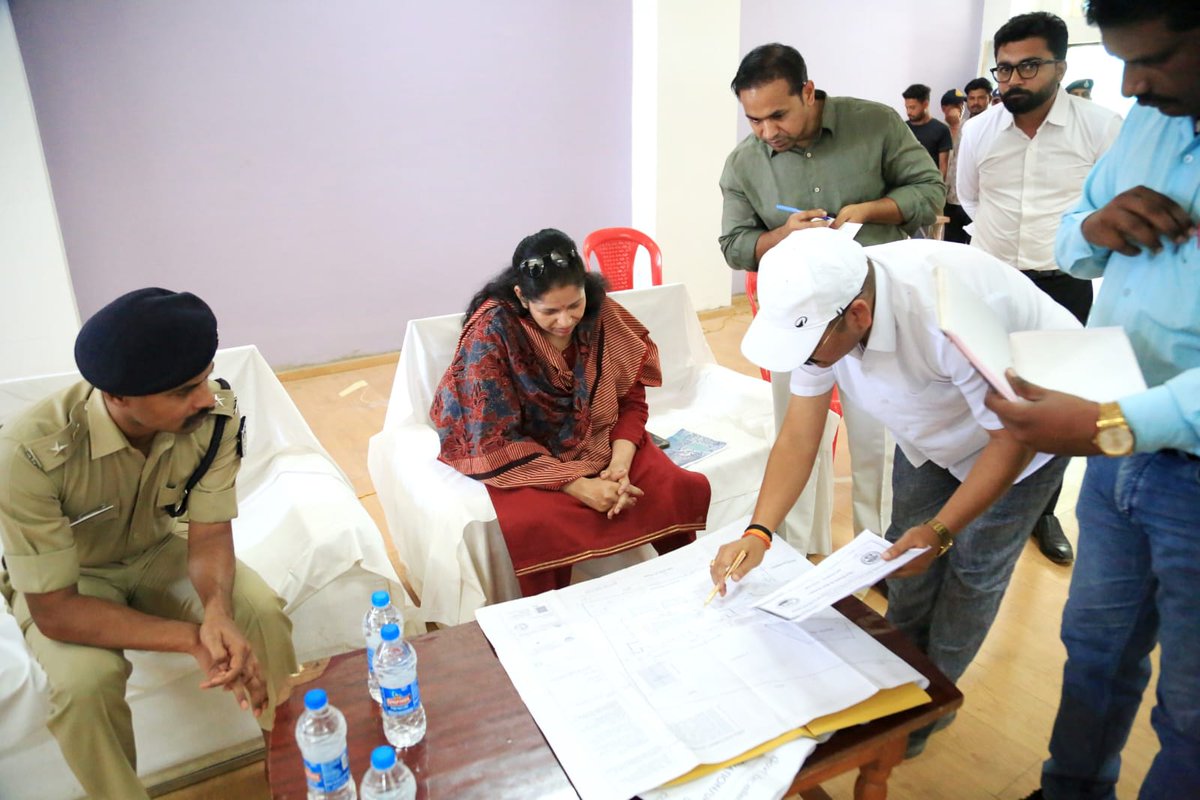 collectorsagar's tweet image. ➡️ मुख्यमंत्री डॉ. मोहन यादव के प्रस्तावित सागर (नरयावली) आगमन को लेकर नवागत कलेक्टर श्रीमती प्रतिभा पाल नरयावली सांदीपनि विद्यालय पहुंचीं। जहां उन्होंने अधिकारियों को आवश्यक दिशा-निर्देश दिए।

@CMMadhyaPradesh
@DrMohanYadav51
@JansamparkMP
#jansamparkMP #sagar