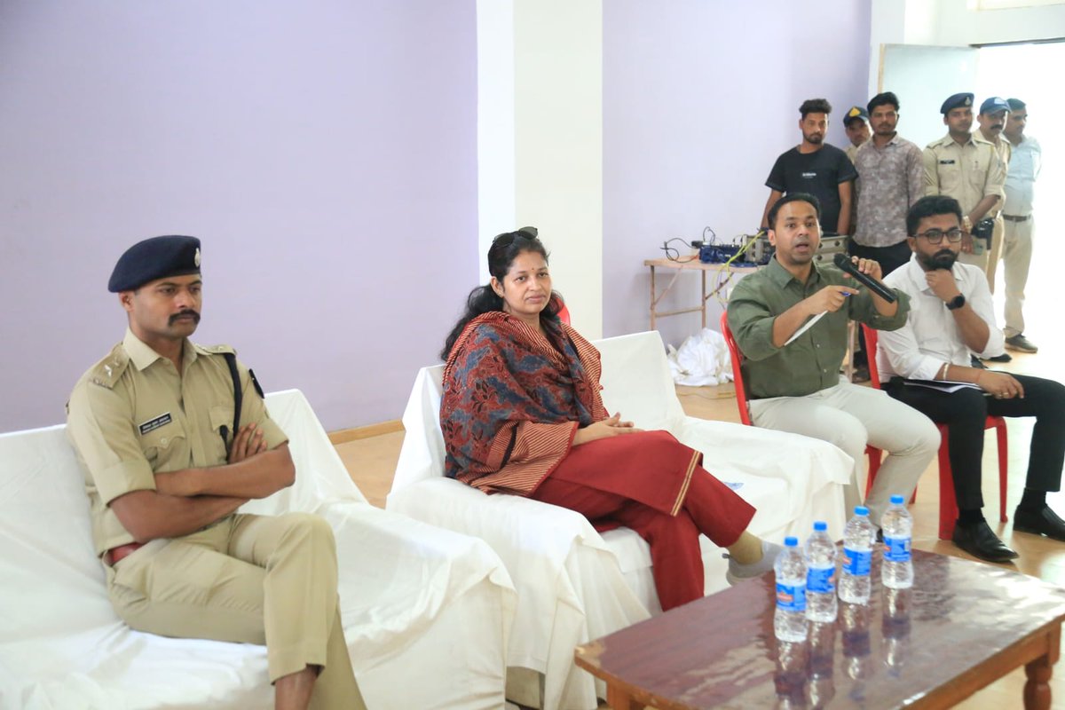 collectorsagar's tweet image. ➡️ मुख्यमंत्री डॉ. मोहन यादव के प्रस्तावित सागर (नरयावली) आगमन को लेकर नवागत कलेक्टर श्रीमती प्रतिभा पाल नरयावली सांदीपनि विद्यालय पहुंचीं। जहां उन्होंने अधिकारियों को आवश्यक दिशा-निर्देश दिए।

@CMMadhyaPradesh
@DrMohanYadav51
@JansamparkMP
#jansamparkMP #sagar