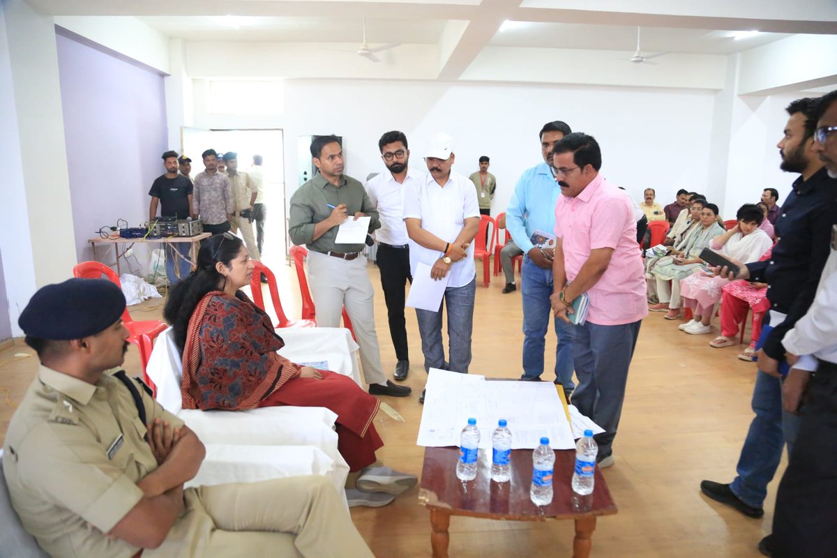 collectorsagar's tweet image. ➡️ मुख्यमंत्री डॉ. मोहन यादव के प्रस्तावित सागर (नरयावली) आगमन को लेकर नवागत कलेक्टर श्रीमती प्रतिभा पाल नरयावली सांदीपनि विद्यालय पहुंचीं। जहां उन्होंने अधिकारियों को आवश्यक दिशा-निर्देश दिए।

@CMMadhyaPradesh
@DrMohanYadav51
@JansamparkMP
#jansamparkMP #sagar