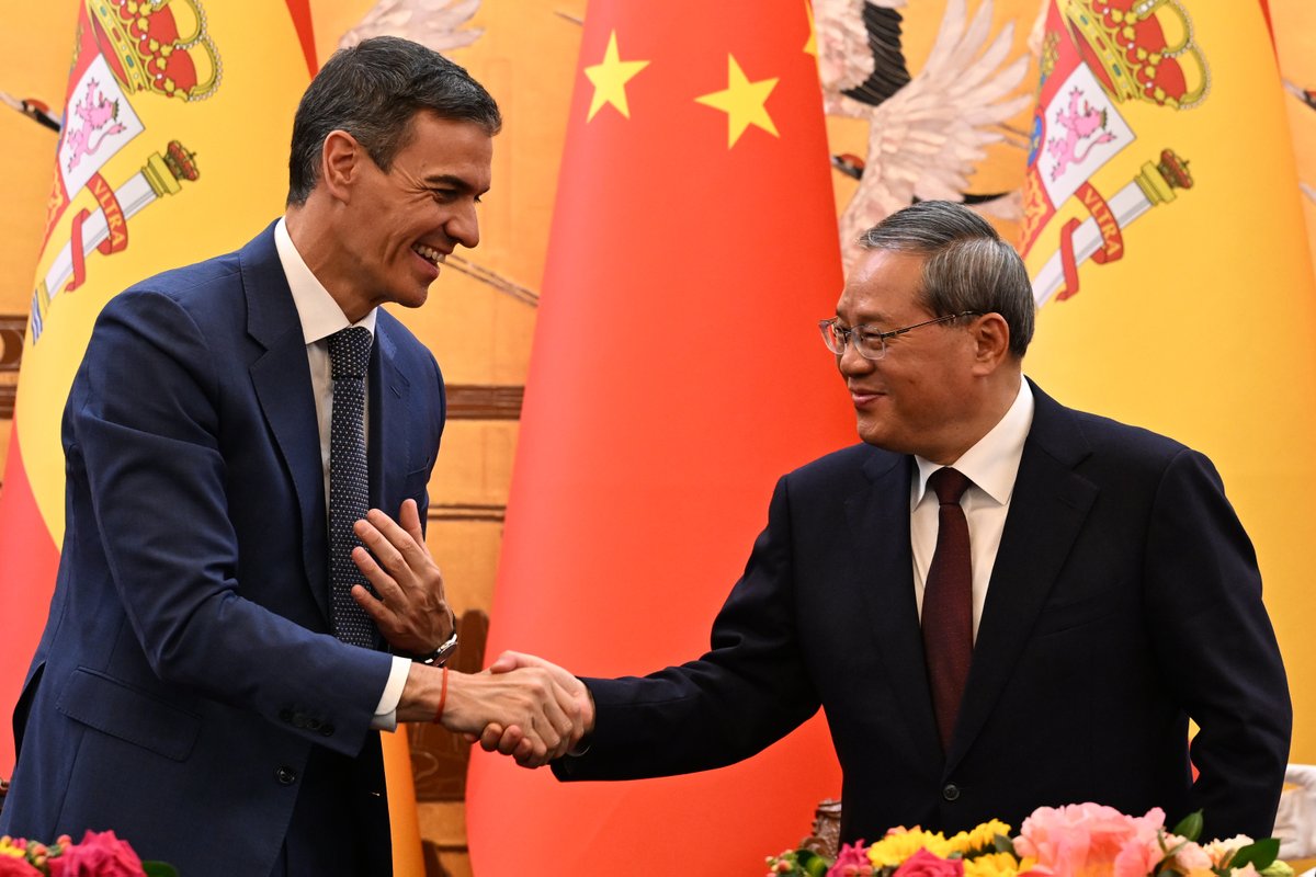 gobmapa's tweet photo. 🤝España y China refuerzan su colaboración agroalimentaria con seis nuevos acuerdos.

▶️Los protocolos abarcan productos de alto valor añadido y fijan marcos sanitarios estables que favorecen el comercio bilateral con China

Toda la información: ⤵️
https://t.co/3aFn8zuErW https://t.co/GqDpltCxdY