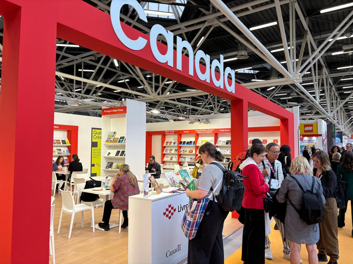 CanadainItalia's tweet photo. Il Canada alla @BoChildrensBook: investire nella cultura e nei libri per l’infanzia significa sostenere creatività, dialogo e futuro. Le storie uniscono, le idee viaggiano. 🌍✨💡 @livresCAbooks #CanadainItalia #BCBF 🇨🇦📚 https://t.co/ZoYr2t3Eb6