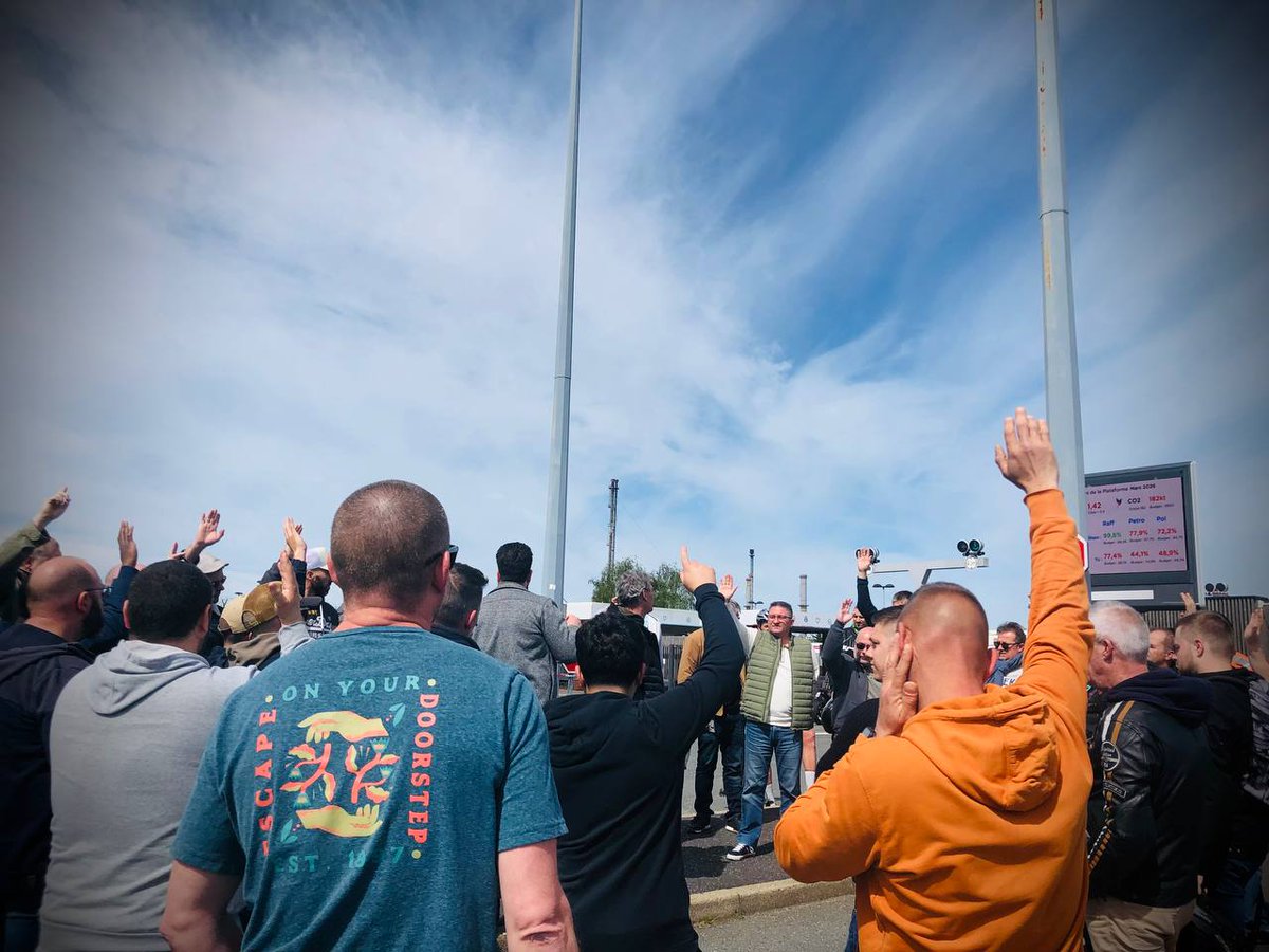 🔴 Grève à la Plateforme Total Normandie contre les profits de guerre

« Total profite de la guerre sur le dos de la population ! Il faut baisser les prix et monter les salaires ! » : les travailleurs de Total Normandie votent la grève en assemblée.