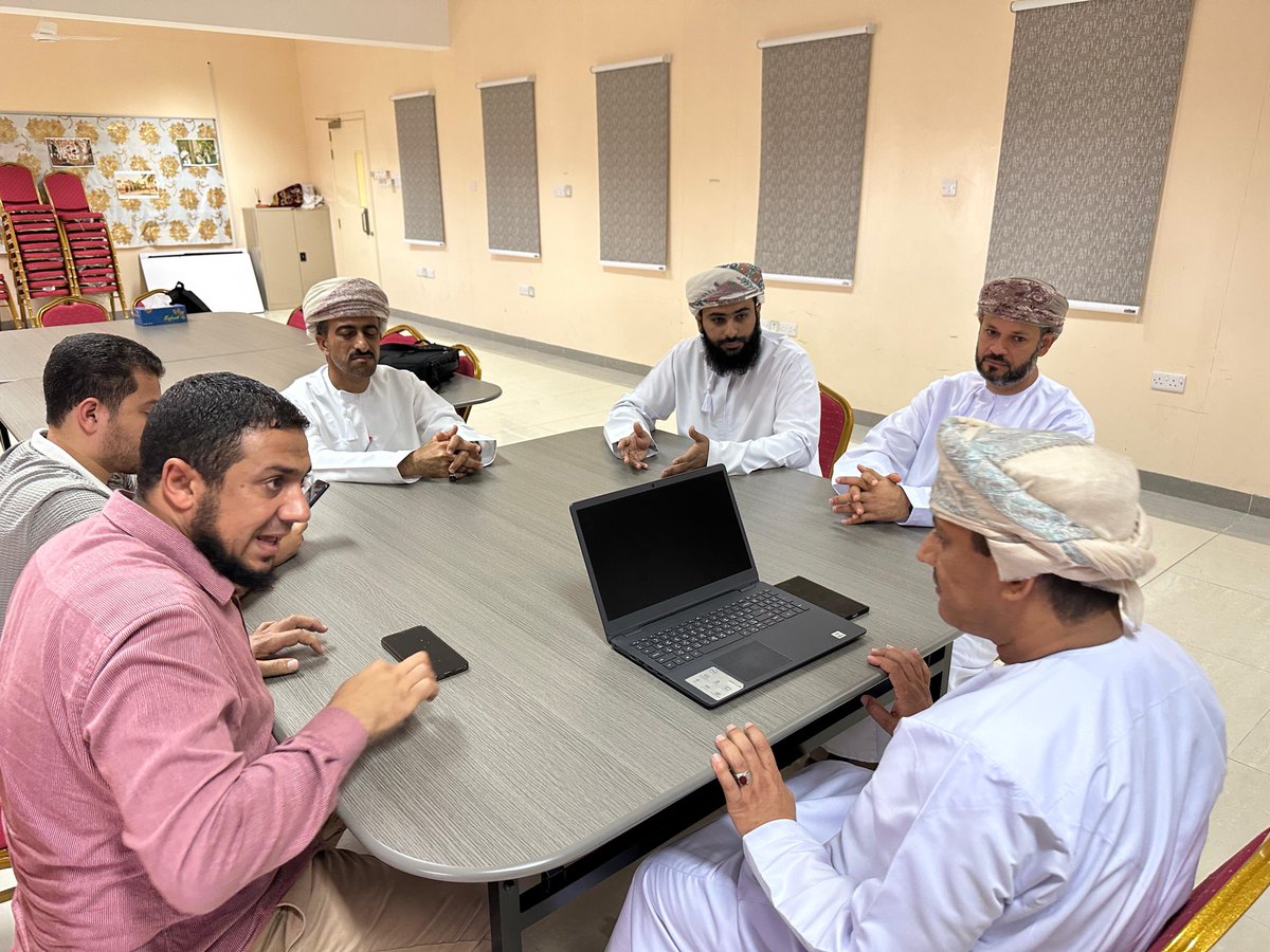 EduGovDkh4120's tweet photo. ضمن برامج الإنماء والتطوير المهني لمعلمي مادة الدراسات الاجتماعية، قدّم الأستاذ محمد البوسعيدي، المعلم الأول للمادة، حلقة نقاشية حول أسلوب التقويم التكويني، بهدف تمكين معلمي المادة من قياس المهارات العقلية العليا لدى الطلبة، وعدم الاكتفاء بالجانب المعرفي العام فقط. https://t.co/VcBwRapx9G